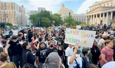 抗議川普政府掃蕩非法移民，紐約民眾聚集在弗利廣場(Foley Square)示威。(X平台/@dgeigs)