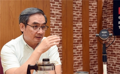 陳板董事長在錄音室接受《美麗的臺灣》節目專訪，分享他多年來參與社區營造與推動客家文化的心路歷程。