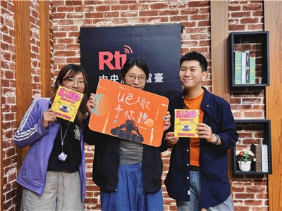 內克（右一）與Tickle Tickle癢癢樂團成員