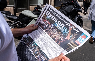 「蘋果日報」中、英文特刊在多個國家派送。(梁嘉麗提供)