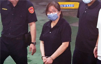 台北地檢署偵辦雙吳罷免提議書涉偽造案，起訴國民黨台北市黨部主委黃呂錦茹等人，北檢17日自看守所押解黃呂錦茹(中)將移審台北地方法院。