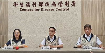 疾管署發言人羅一鈞(中)10日表示，新冠高峰提前於上週報到，但重症、死亡數仍持續增加。(劉品希 攝)