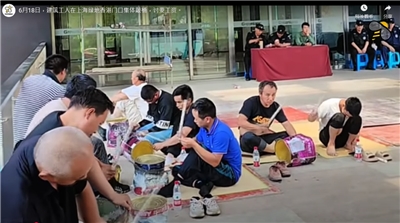 上海綠地香港的建築工人集體敲桶罕見的討薪。(YT@YesterdayBigcat)