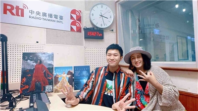 主持人內克與來賓蘇婭（右）