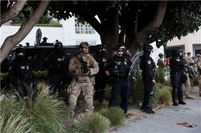 美國加州國民兵和警察駐守在洛杉磯市內的聯邦大樓附近。(路透社/達志影像)