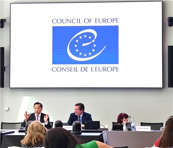 駐瑞典代表谷瑞生與EPP黨團座談，右為黨團主席Pablo Hispan。(駐瑞典代表處提供)