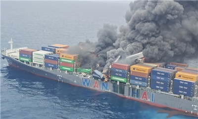 萬海航運所營運的WAN HAI 503旺春輪9日上午在印度西部外海發生火警。(X平台/@IndiaCoastGuard)