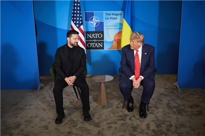 烏克蘭總統澤倫斯基(Volodymyr Zelenskiy)25日與美國總統川普(Donald Trump)在北約峰會場邊舉行會談。 (圖:烏克蘭總統府)