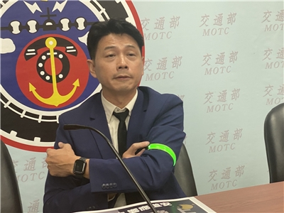 台中交通局長葉昭甫指著臂上配戴的反光條表示，為了全力降低台中65歲以上的長者交通事故死亡率，台中市政府特別製作反光條送給長者，呼籲長者在夜間或清晨出行時戴上。(吳琍君攝)