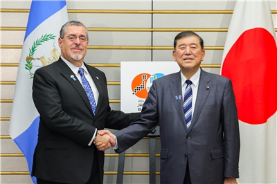 瓜地馬拉總統阿雷瓦洛（Bernardo Arevalo）10日在東京與日本首相石破茂會談。 (圖:日本首相官邸)