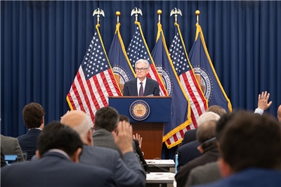 美國聯準會主席鮑爾(Jerome Powell)主持FOMC會議會後記者會。(FB/@federalreserve)