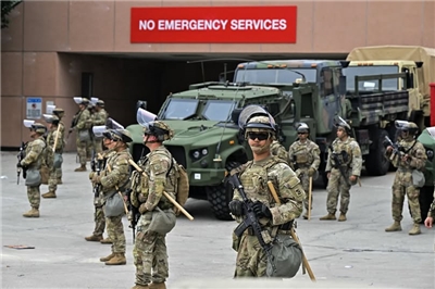 美國加州國民兵8日清晨抵達洛杉磯。 