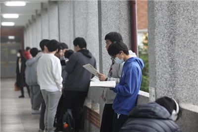 大學入學今年陸續傳出學生備審資料抄襲、造假爭議。教育部今天(27日)表示，將邀集高中、大學與考招單位共同討論，精進考招制度。圖為114學年度學科能力測驗考生應試前在走廊複習做最後衝刺。 (圖：中央社)