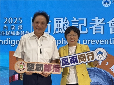 內政部長劉世芳(右)與原民會主委曾智勇(Ljaucu‧Zingrur，左)16日舉辦「114年防颱整備記者會」。(鄭佑漢 攝)