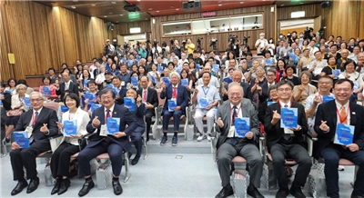 「林芳郁教授醫學教育衛生基金會」與《謝謝你留下來陪我》新書發表會22日舉行，醫界齊聚一堂。(劉品希 攝)