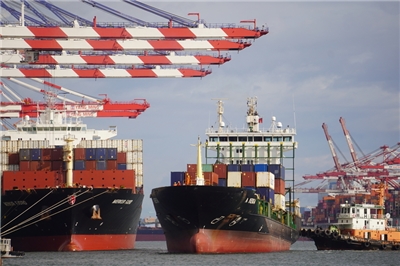 台綜院預測今年經濟成長2.9%。圖為正要停靠在高雄港區的貨櫃輪。(圖：中央社)