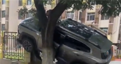 中國26日下午發生一起汽車衝撞小學生事故，網路影片顯示該車撞擊力度甚大，事故現場有多名孩童倒地不起。 (翻攝自X@whyyoutouzhele)
