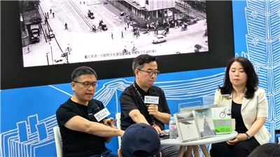 首爾國際書展台灣主題國18日首場沙龍講座活動，由吳明益(左)開場，與韓國譯者許裕暎(右)對談。(江昭倫 攝)