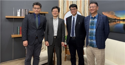 「這樣看中國」主持人張正霖(右)跟蔡明芳(左)聯合訪問陸委會邱垂正主委(右二)，左二為央廣張瑞昌總台長