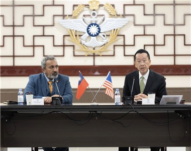 國防部長顧立雄17日接見美國聯邦眾議院「國會台灣連線（Congressional Taiwan Caucus, CTC）」共同主席貝拉（Ami Bera）及訪團成員，感謝其對台灣民主自由的肯定支持。