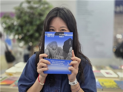 韓國書迷李惠珍很喜歡台灣作家陳思宏《鬼地方》，直言閱讀完後，才發現原來台灣文學這麼不一樣。(江昭倫 攝)