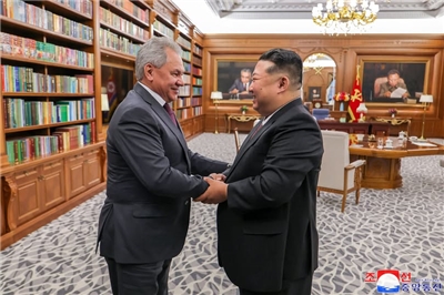 北韓領導人金正恩(Kim Jong Un)4日會見俄羅斯國家安全會議秘書長蕭依古(Sergei Shoigu)。(AFP)