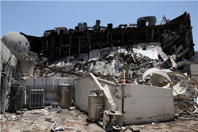 以色列雷荷屋市(Rehovot)，魏茨曼科學研究所的一棟建築遭到伊朗導彈襲擊後受損。 