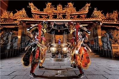 拚場藝術撞擊《狩siù》透過與工研院合作的創新技術，讓神將穿戴裝置在動作間發出光與聲響，並融入引導的女神官，創造出「看不見卻能被感知」的互動科技。(文化部提供)