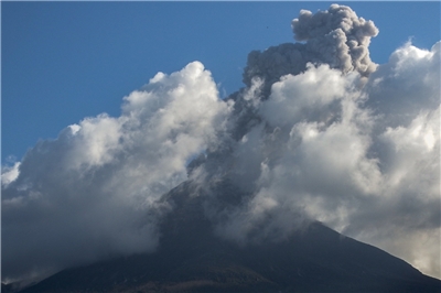 印尼東努沙登加拉省的勒沃托比火山男峰在台灣時間17日傍晚5時45分噴發，噴出了11公里高的火山灰雲。(資料照/AFP)