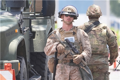 圖為美國海軍陸戰隊員駐守聯邦政府大樓。