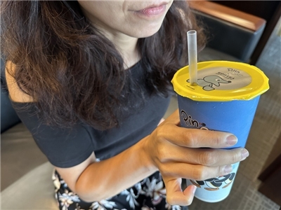 專家表示，每日糖分攝取不應超過總熱量10%，每天1杯全糖手搖飲必定超標。示意圖。