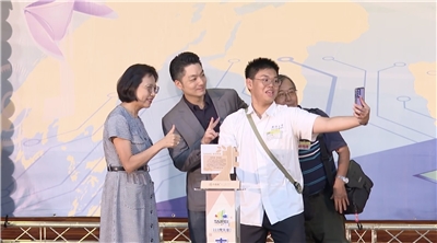 台北市長蔣萬安8日出席(左二)出席優秀畢業生頒獎典禮，針對行政院長卓榮泰允挺總預算立委所屬縣市優先補助短缺經費一事，重砲回批。(江昭倫 攝)