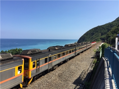 因應台鐵票價調漲，行政院5日拍板加碼，平、假日點數回饋各提高至8倍、5倍。圖為台鐵列車行經台東多良火車站。 (圖：中央社)