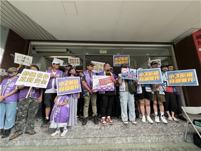 台中市選委會15日表示，罷免台中市6名國民黨立委的連署人名冊已完成查對作業，13日已將查對結果函送中選會。圖為罷團日前前往台中市選委會遞交連署書。(圖：中央社)