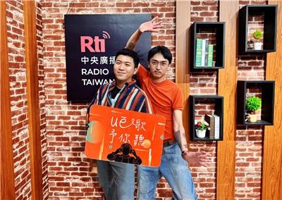 主持人內克與來賓昭霖（右）