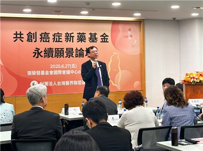 健保署長石崇良說明癌藥基金上路情況。(楊雨青攝)