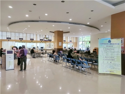 陸委會表示，未繳喪失原籍證明陸配，只要積極行動就不會逕行註銷身分。圖為海基會受理文書驗證櫃台 (央廣檔案/記者王照坤攝)