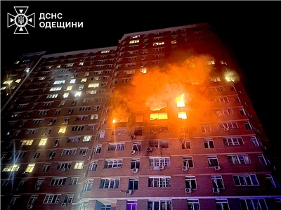 俄羅斯28日出動大批無人機襲擊烏克蘭， 奧德薩(Odesa)一棟高樓著火。(AFP)