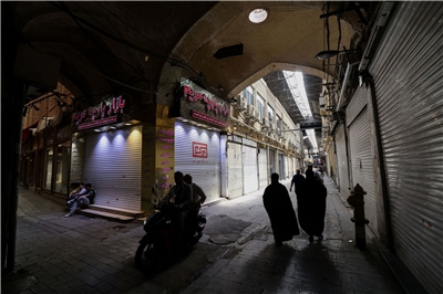 以色列轟炸伊朗進入第五天，首都德黑蘭當地大巴札全都在關閉狀態。(AFP)