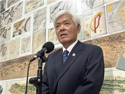 中選會主委李進勇12日到內政委員會處理中選會預算解凍案前受訪表示，20日將審查26件罷免案，投票時間落在7月10日至8月19日之間的週六。(趙婉淳 攝)