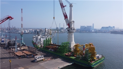 海龍離岸風電計畫12日舉行首次發電典禮，宣布已順利將首支風機發出的綠電併入台電電網，象徵海龍計劃達成重要里程碑。圖為建造過程影像。 (台船提供)