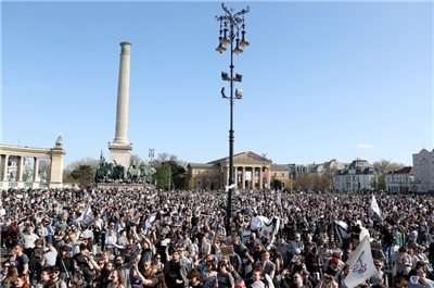 人們聚集在英雄廣場，抗議匈牙利總理奧班禁止一年一度的同志驕傲遊行。圖4月12日攝於匈牙利布達佩斯。(資料照)