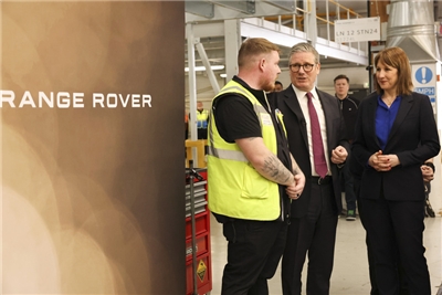 圖為英國首相施凱爾（右2）4月間與財政大臣里夫斯（右1）一同造訪位於英格蘭的一座捷豹荒原路華車廠，宣布政策利多支援英國車業。（英國首相府提供）