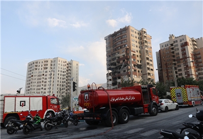 以色列空襲伊朗後，消防車停在德黑蘭一棟受損建築物附近。(路透社/達志影像)