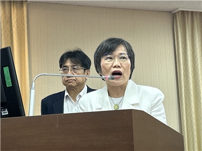 立法院內政委員會18日邀請內政部長劉世芳(右)、內政部國土署長吳欣修(左)等人，就「公寓大廈公設點交爭議及其處理與預防作為」進行專題報告並備質詢，以及審查「住宅法」修正案。(趙婉淳 攝)