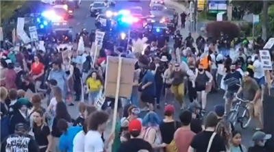 美國西北部華盛頓州斯波坎市(Spokane)11日發生群眾抗議總統川普政府掃蕩非法移民示威。(X平台/@MAGAVoice)