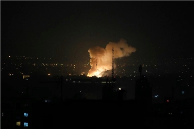 伊朗回應以色列的軍事行動，連續2晚向以色列發動致命飛彈攻擊。圖為以色列特拉維夫市區煙霧滾滾。