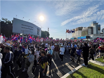 柬埔寨民眾於18日在金邊舉行「團結遊行」，對政府近期在泰柬邊界爭議中的行動表達支持。 (路透社/達志影像)