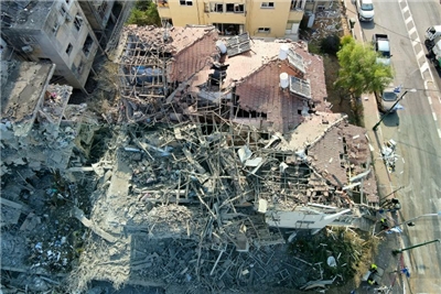 伊朗14日發射飛彈襲擊以色列拉馬干市（Ramat Gan）。(AFP)