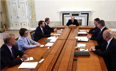 俄羅斯總統蒲亭18日與財經首長商討經濟議題。 (圖:克宮)